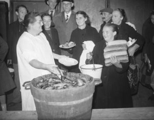 Viering_Leidens_ontzet._Uitdeling_haring_en_wittebrood,_Bestanddeelnr_934-5145